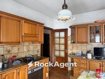 Casa indipendente di 200 m² con più di 5 locali a 