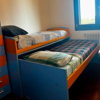 Camera con letti scrivania e armadio scorrevole