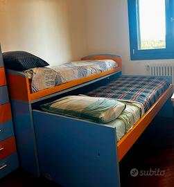 Camera con letti scrivania e armadio scorrevole