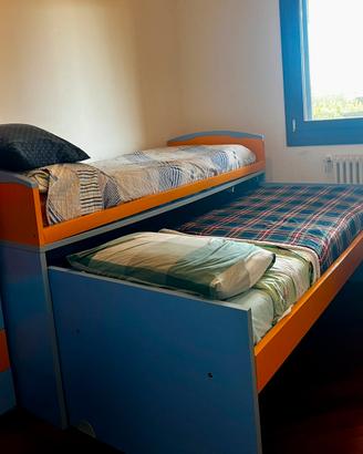 Camera con letti scrivania e armadio scorrevole