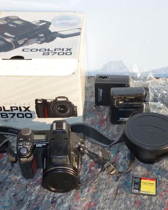 Nikon Coolpix 8700 con grandangolo WC-E80