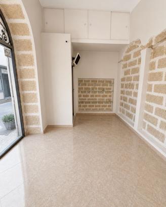 Locale commerciale angolare super visibile