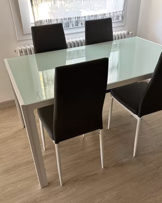 Tavolo in vetro e metallo + 4 sedie