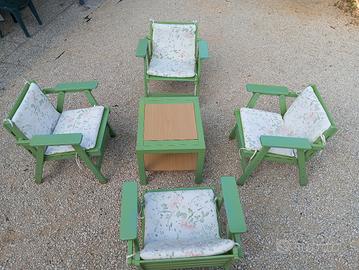 tavolo con sedie da giardino