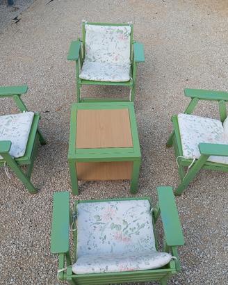 tavolo con sedie da giardino