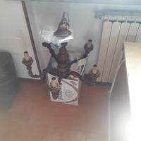 Lampadario antico in ferro e legno