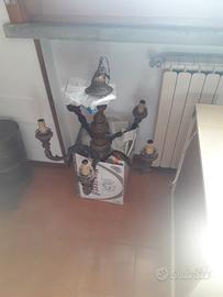 Lampadario antico in ferro e legno