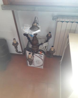 Lampadario antico in ferro e legno