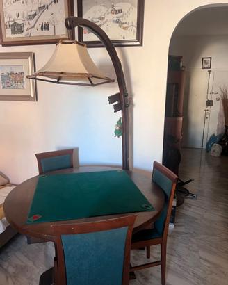 Tavolo da gioco tondo con sedie