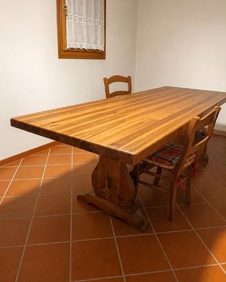 Tavolo per 10-12 persone con sedie