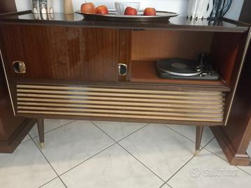 mobiletto antiquariato con radio e giradischi