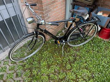 bicicletta nera vintage per vero amatore