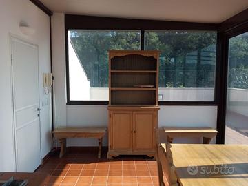 Tavolo allungabile con sedia, panche e credenza