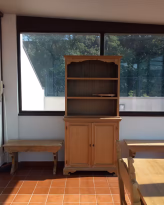 Tavolo allungabile con sedia, panche e credenza