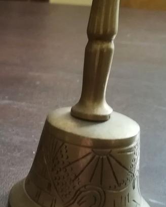 Campana in bronzo; altezza 10 cm, diametro 6 cm