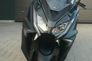 scuter Kymco 550 ak