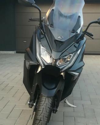 scuter Kymco 550 ak