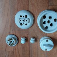 Vecchi interruttori e prese in ceramica 