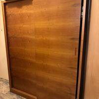 Armadio vintage in legno con ante scorrevoli