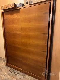 Armadio vintage in legno con ante scorrevoli