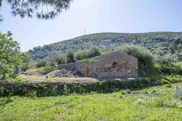 Rudere con terreno a Spartà