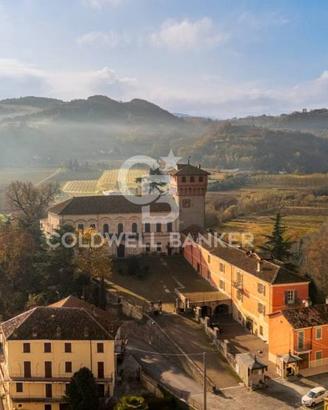 Palazzo / Stabile di 2200 m² con più di 5 locali a