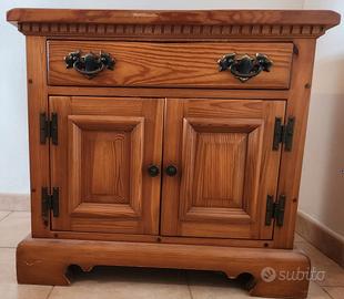 Armadio 300€ e comodino 100€ anche separati 