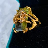 Grande anello cocktail color oro pietra