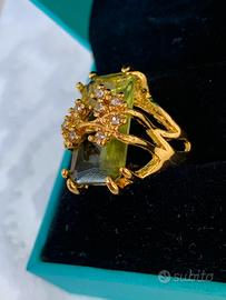 Grande anello cocktail color oro pietra