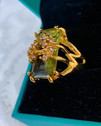 Grande anello cocktail color oro pietra