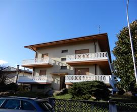 Villa bifamiliare in zona tranquilla