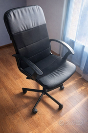 Sedia girevole nera da ufficio