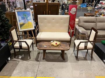 Salottino in stile in tessuto color avorio