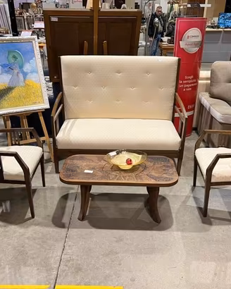 Salottino in stile in tessuto color avorio