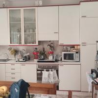 cucina e un divano 