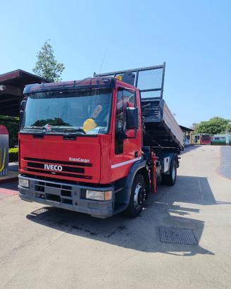 Iveco Eurocargo ribaltabile con gru