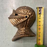 Piccola testa di armatura in metallo