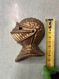 Piccola testa di armatura in metallo