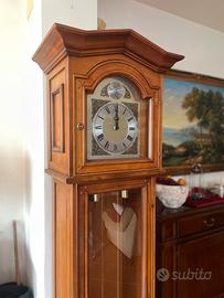 Orologio a pendolo in legno di ciliegio