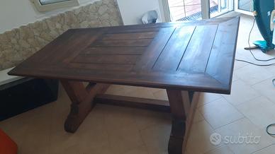 Tavolo in legno per cantine/cucine o spazi grandi.