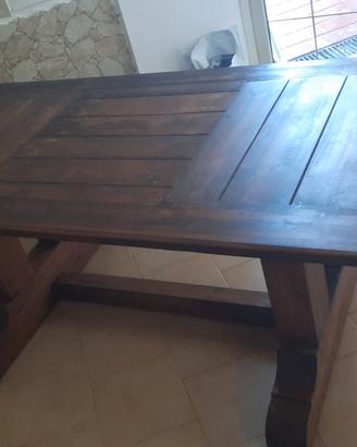 Tavolo in legno per cantine/cucine o spazi grandi.