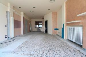 NEGOZIO A PONTE SAN PIETRO