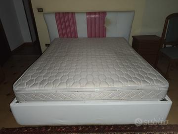 Materasso matrimoniale con rete con doghe in legno