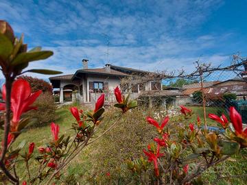 Ampia villa indipendente con giardino
