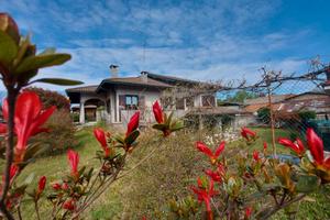 Ampia villa indipendente con giardino