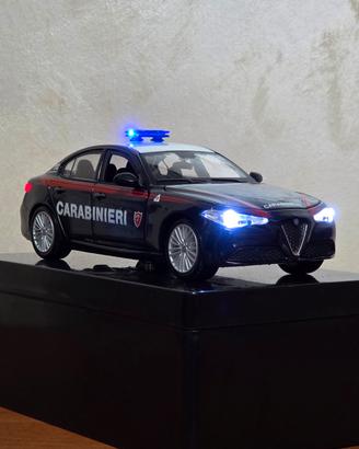 Alfa Romeo Giulia Carabinieri 1:24 con luci