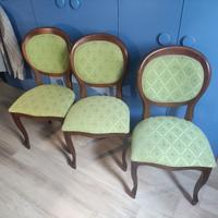 Sedie in legno rivestite in tessuto verde