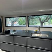 Cucina isola Snaidero Frame laccata top quarzo ner