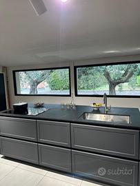 Cucina isola Snaidero Frame laccata top quarzo ner