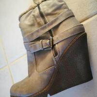 Stivaletti in finta pelle con zeppa - Nr 38